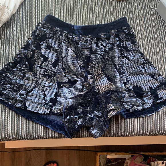 J.O.A. High Waist Sequin Shorts - Picture 2 of 4